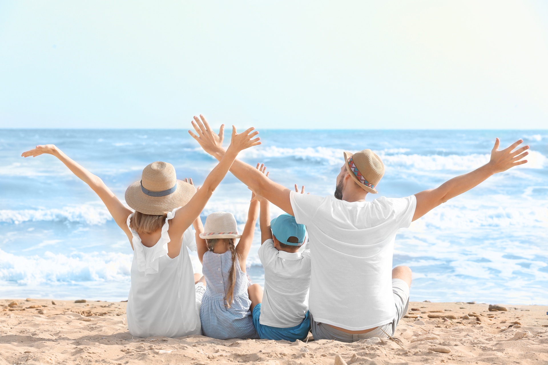 Familie am Meer mit ausgestreckten Armen | Hotel Transfer Antalya