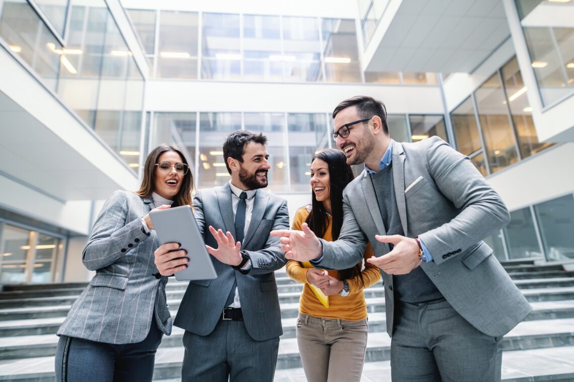 Beratungsteam bei Präsentation im Business-Kontext | Arbeitsschutzberatung