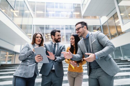 Beratungsteam bei Präsentation im Business-Kontext | Arbeitsschutzberatung