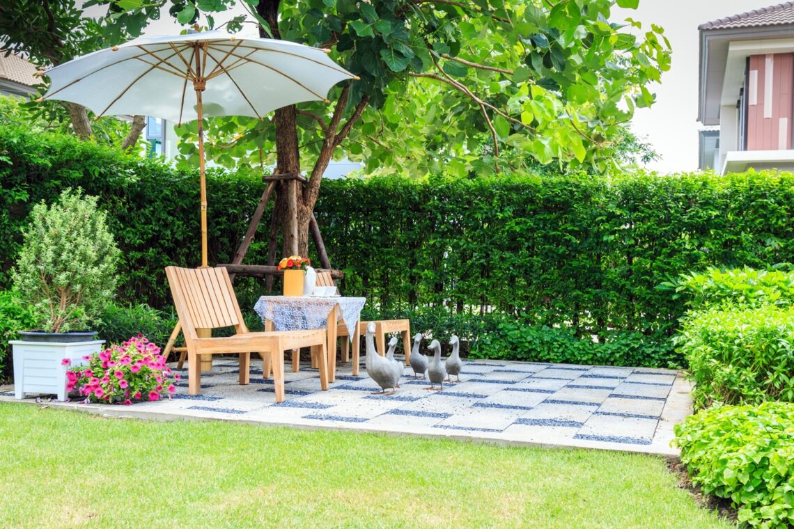 Garten mit Holzstühlen und Sonnenschirm | Stahlwandpool oval
