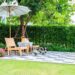 Garten mit Holzstühlen und Sonnenschirm | Stahlwandpool oval