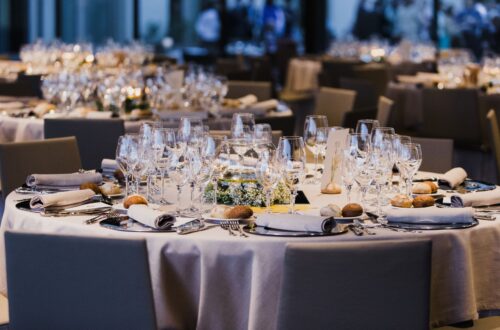 Rund eingedeckter Banketttisch mit Glasserie, Besteck und hochwertiger Tischwaesche, perfekt fuer Veranstaltungen die Tischdecken mieten nutzen