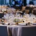 Rund eingedeckter Banketttisch mit Glasserie, Besteck und hochwertiger Tischwaesche, perfekt fuer Veranstaltungen die Tischdecken mieten nutzen